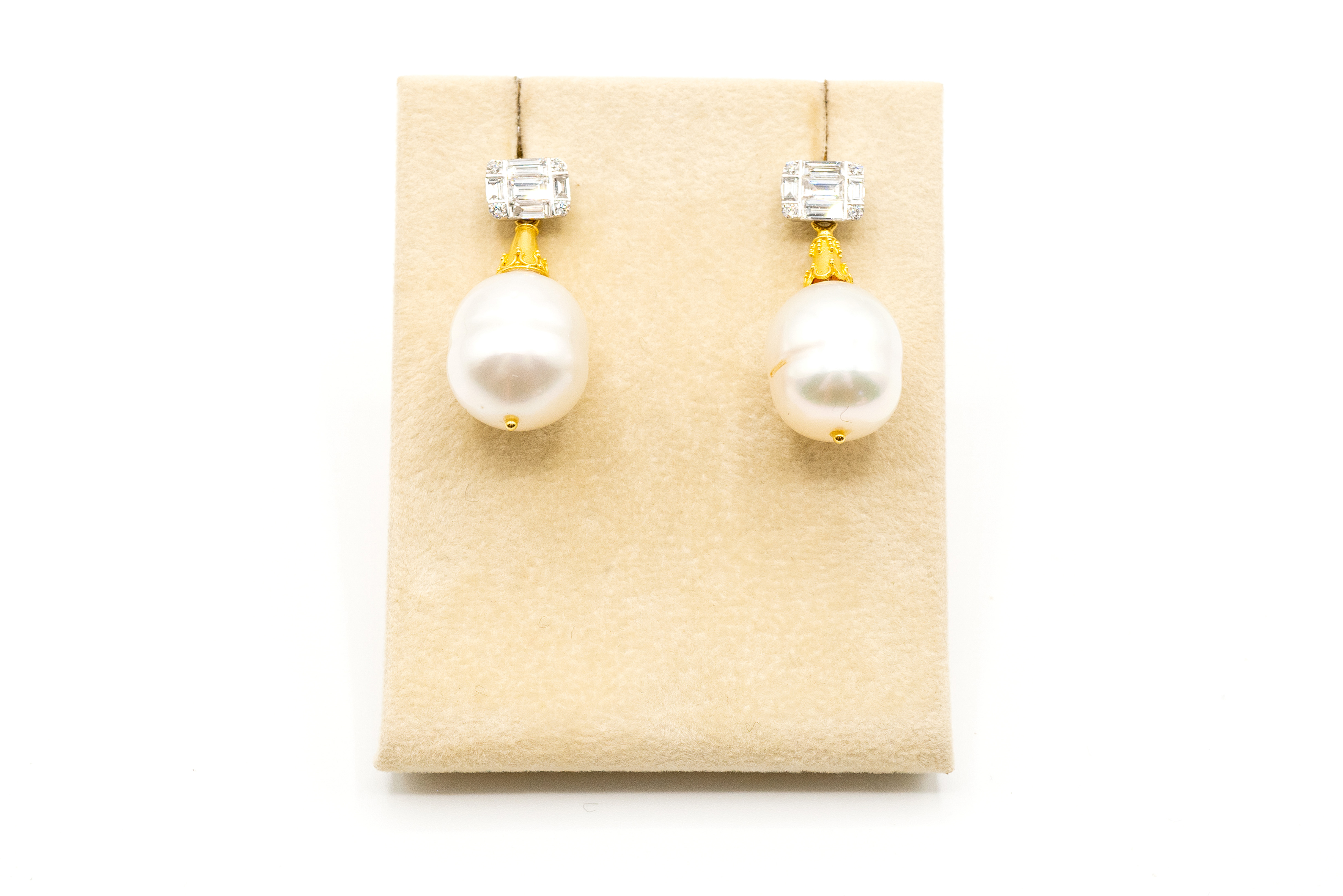 MAB 21-0048 18k White Gold Diamond Stud Earrings