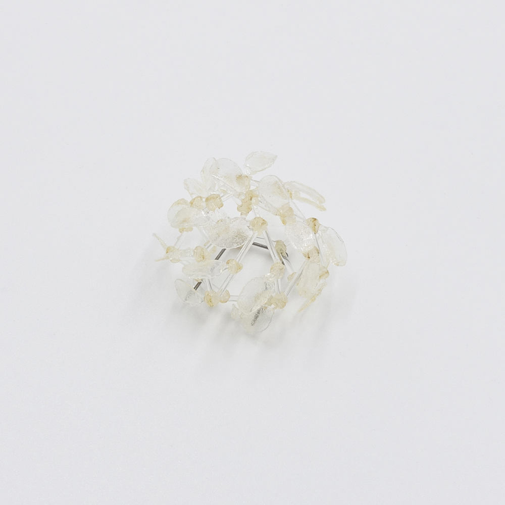 Small Flower Brooch_White by Floor Mommersteeg