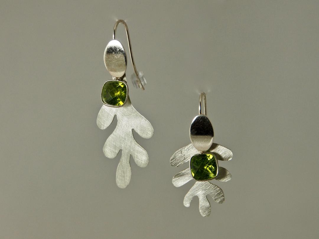 Assymetric Leaves Earrings in Sterling silver and Peridot
