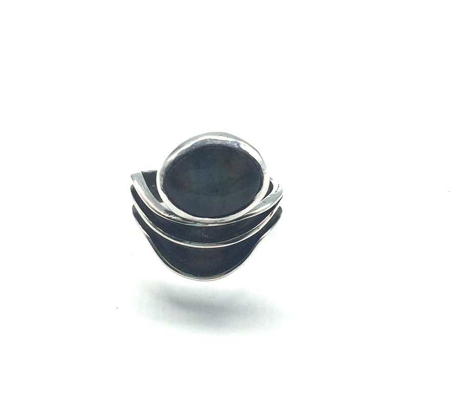 Flat Wave Ring with Labradorite in Silver