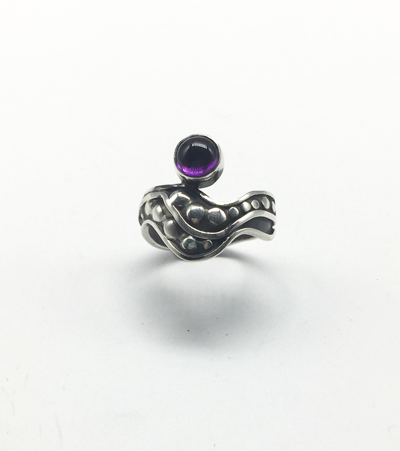 Pea Pod Wave Ring in Silver with Amethyst